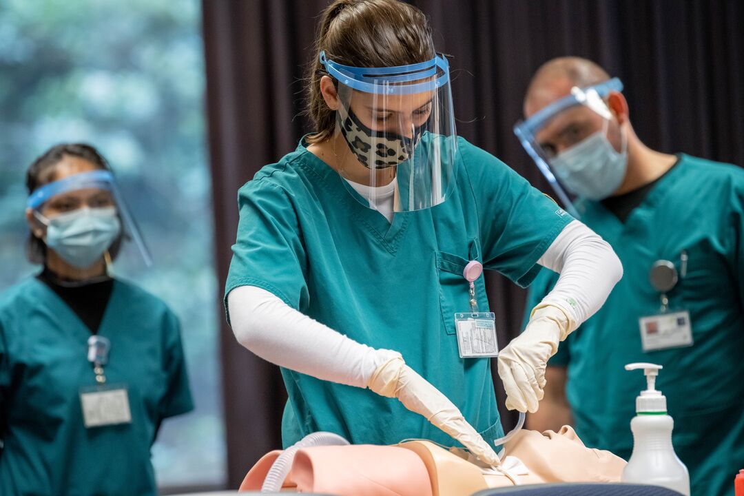 Training physician with manikin